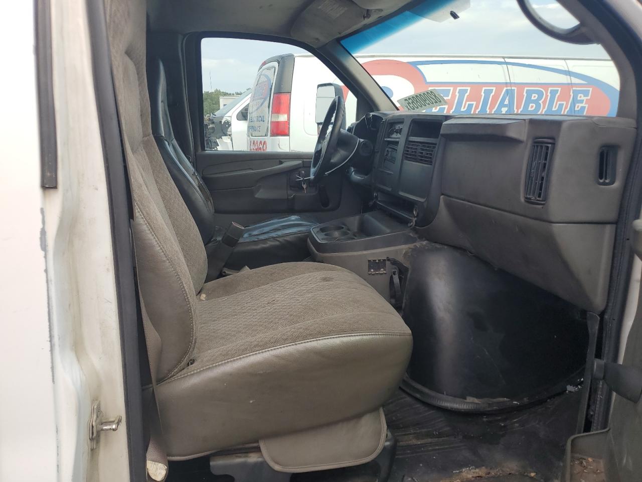 Chev Express Image 5