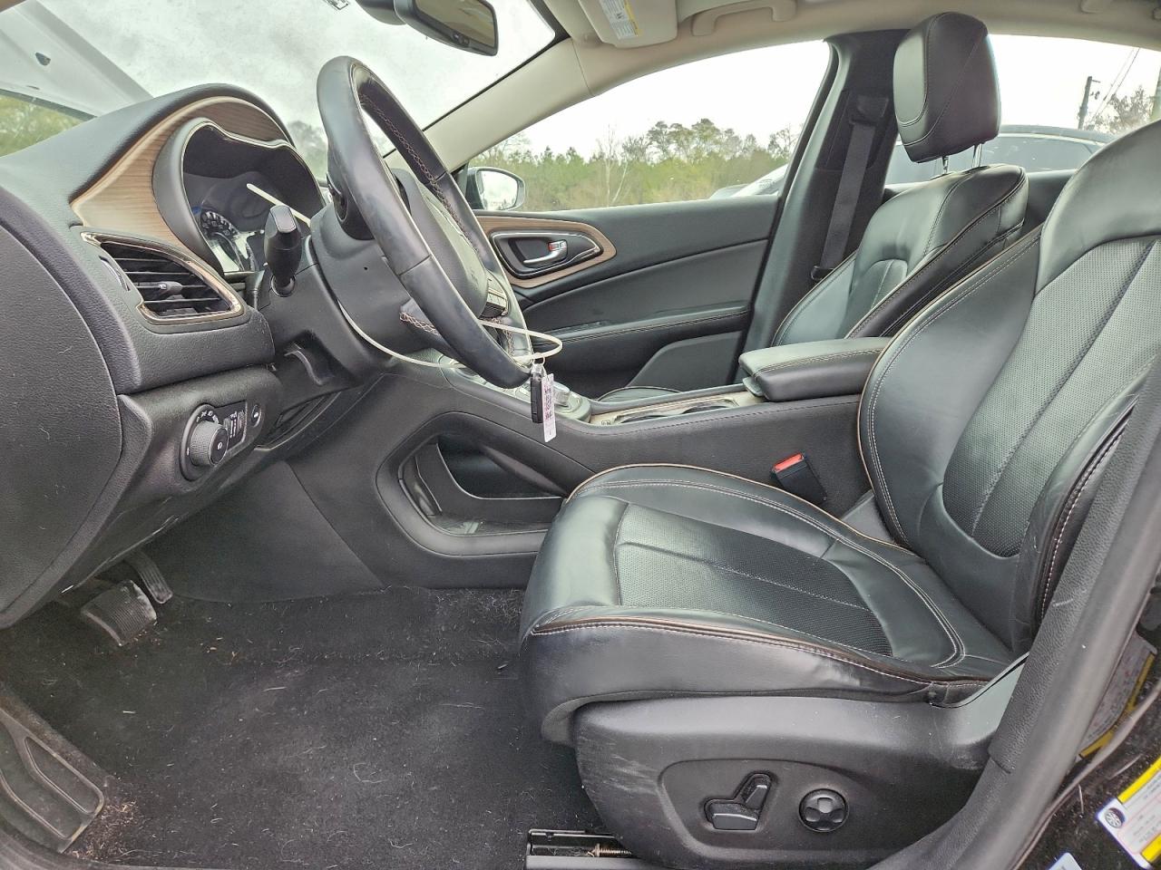 Chrysler 200 C Image 5