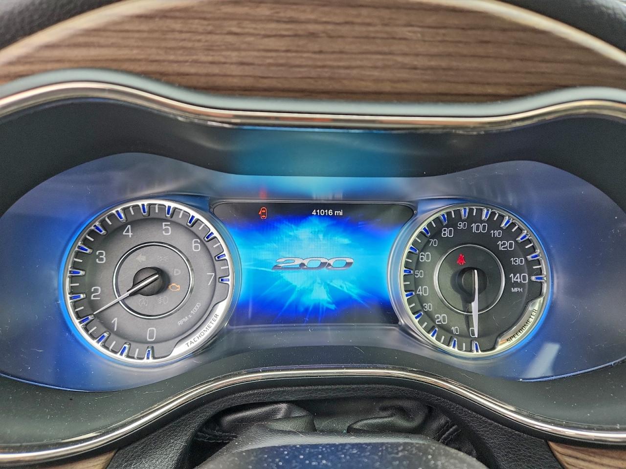 Chrysler 200 C Image 9