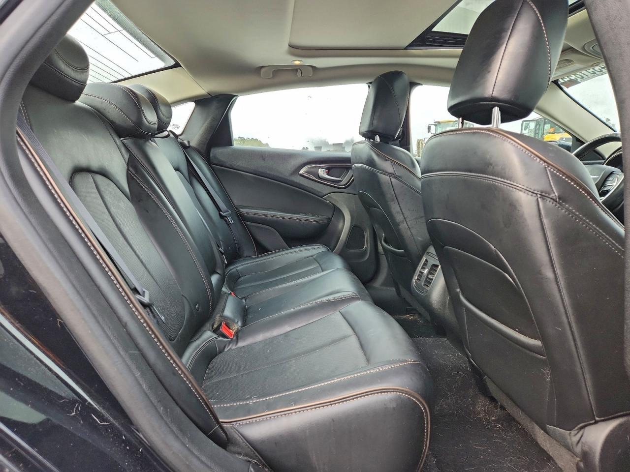 Chrysler 200 C Image 6