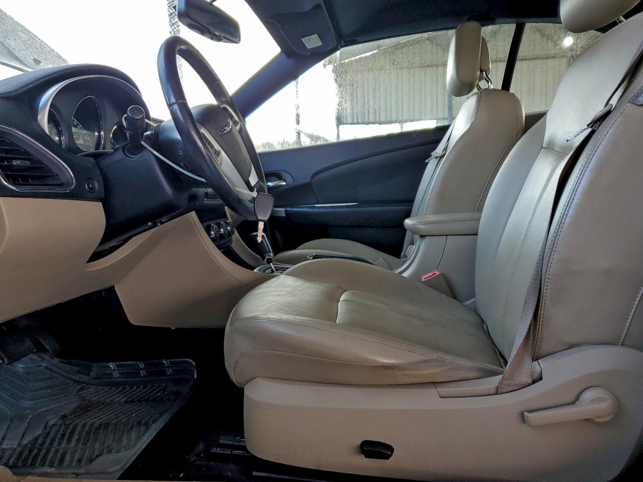 Chrysler 200 Limited Image 2