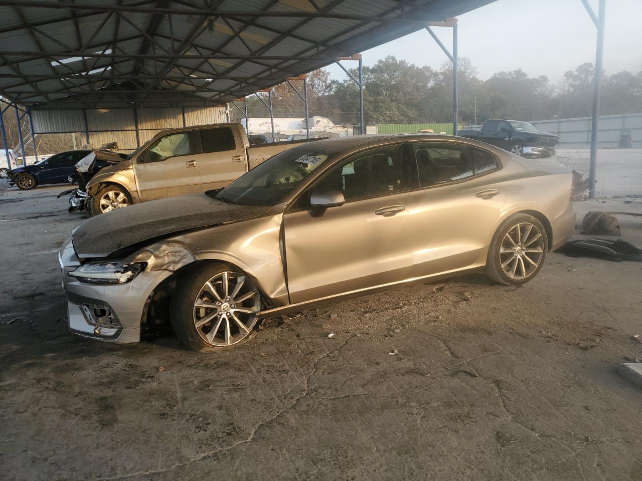 Volvo S60 T5 Momentum Image 1