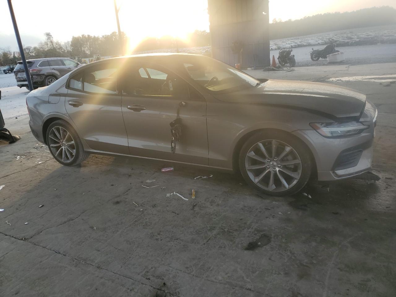 Volvo S60 T5 Momentum Image 2