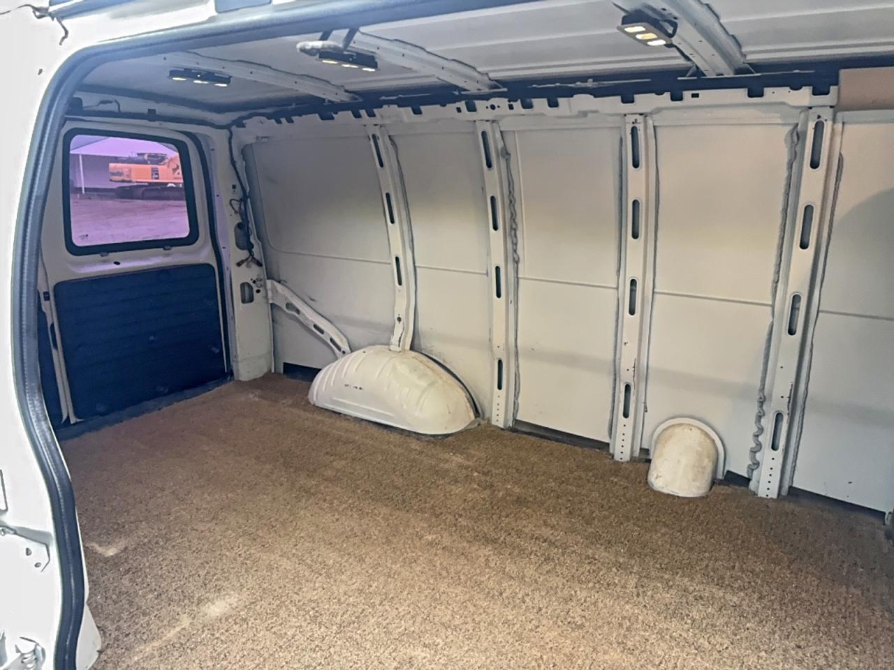 GMC Savana G2500 Image 2