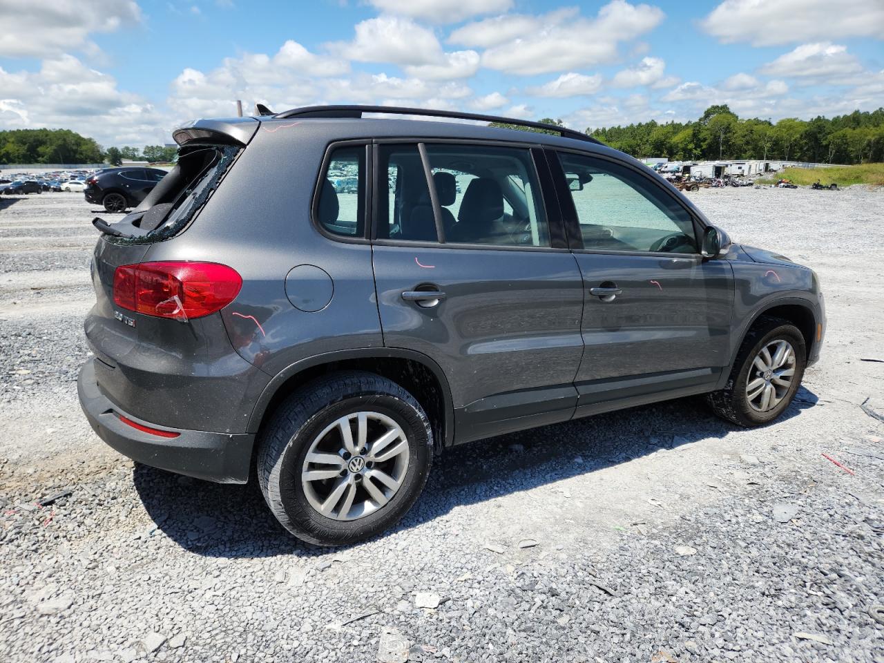 Volkswagen Tiguan S Image 3