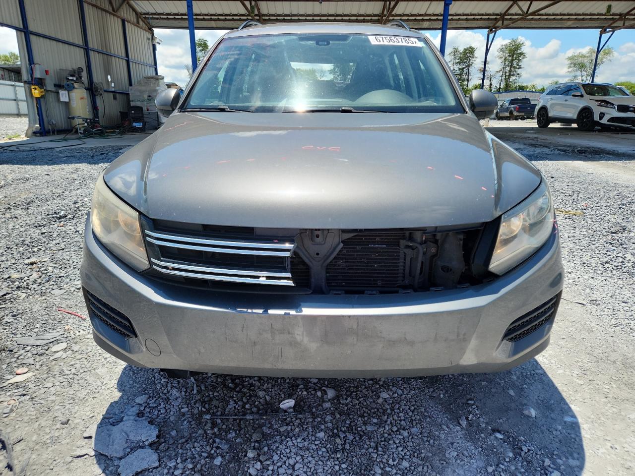 Volkswagen Tiguan S Image 4