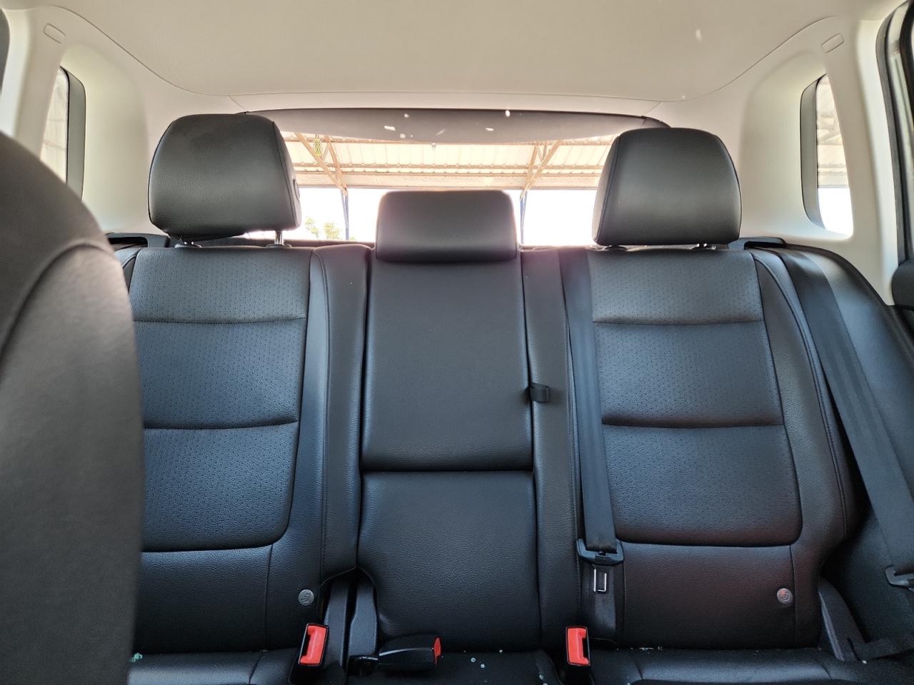 Volkswagen Tiguan S Image 8