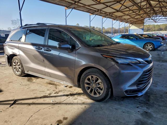 Toyota Sienna Le Image 2