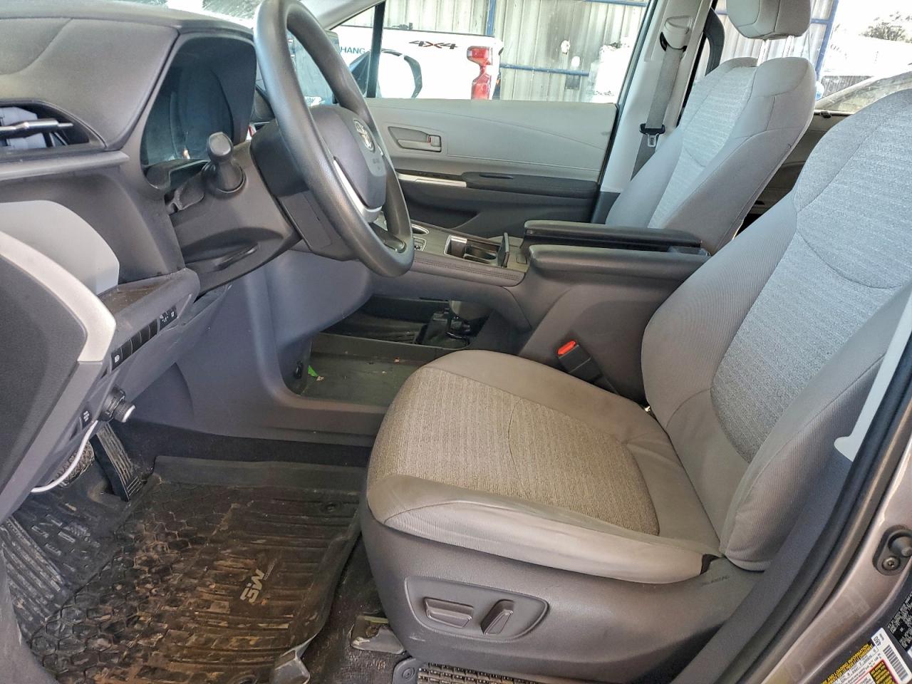 Toyota Sienna Le Image 6