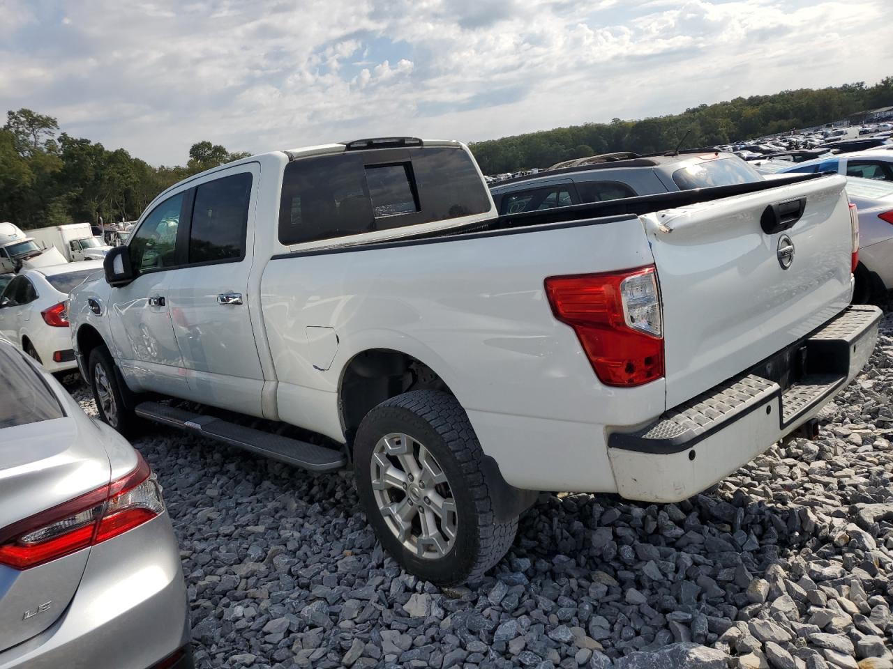 Nissan Titan Sl Image 7