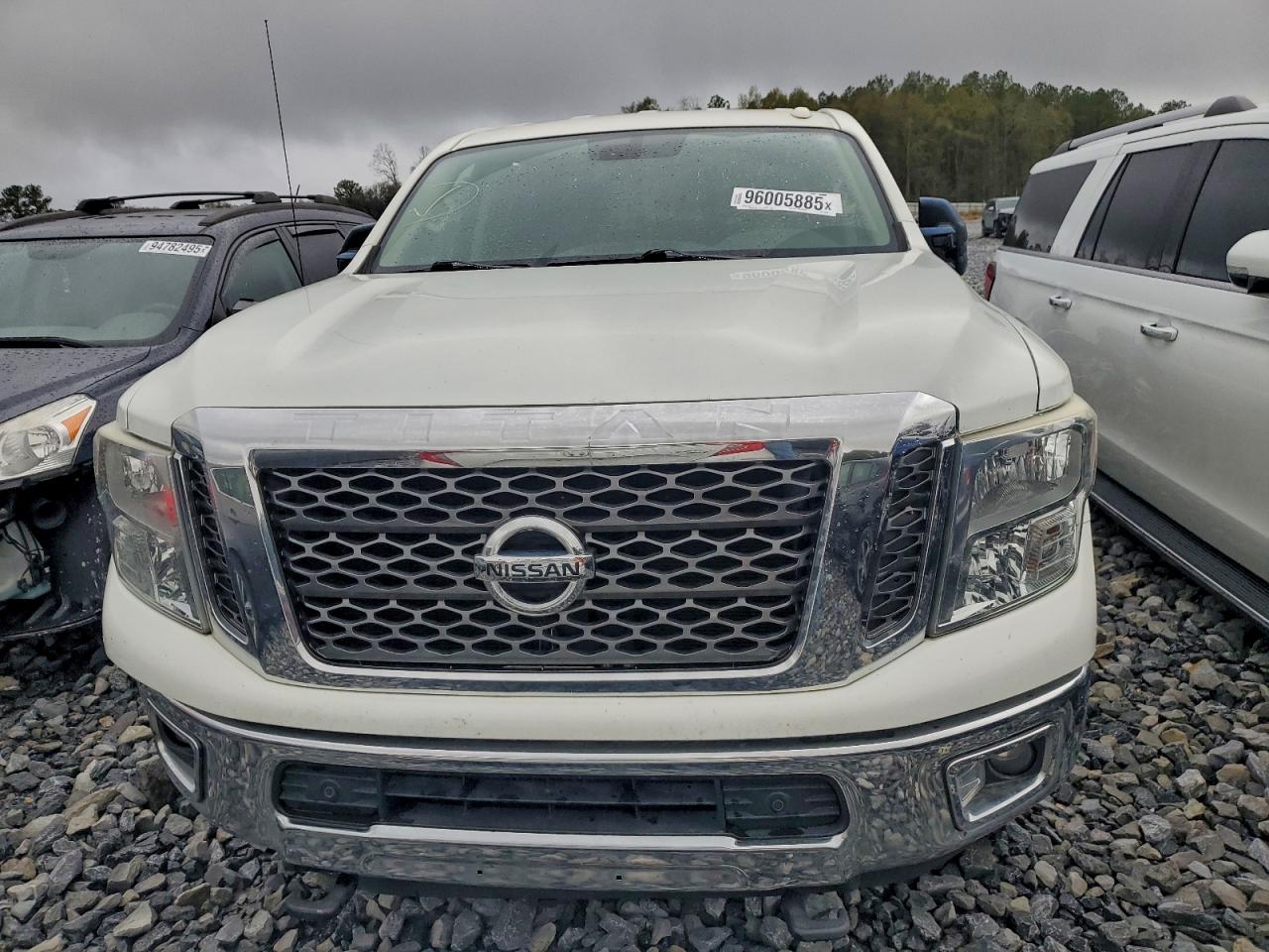 Nissan Titan Sl Image 10