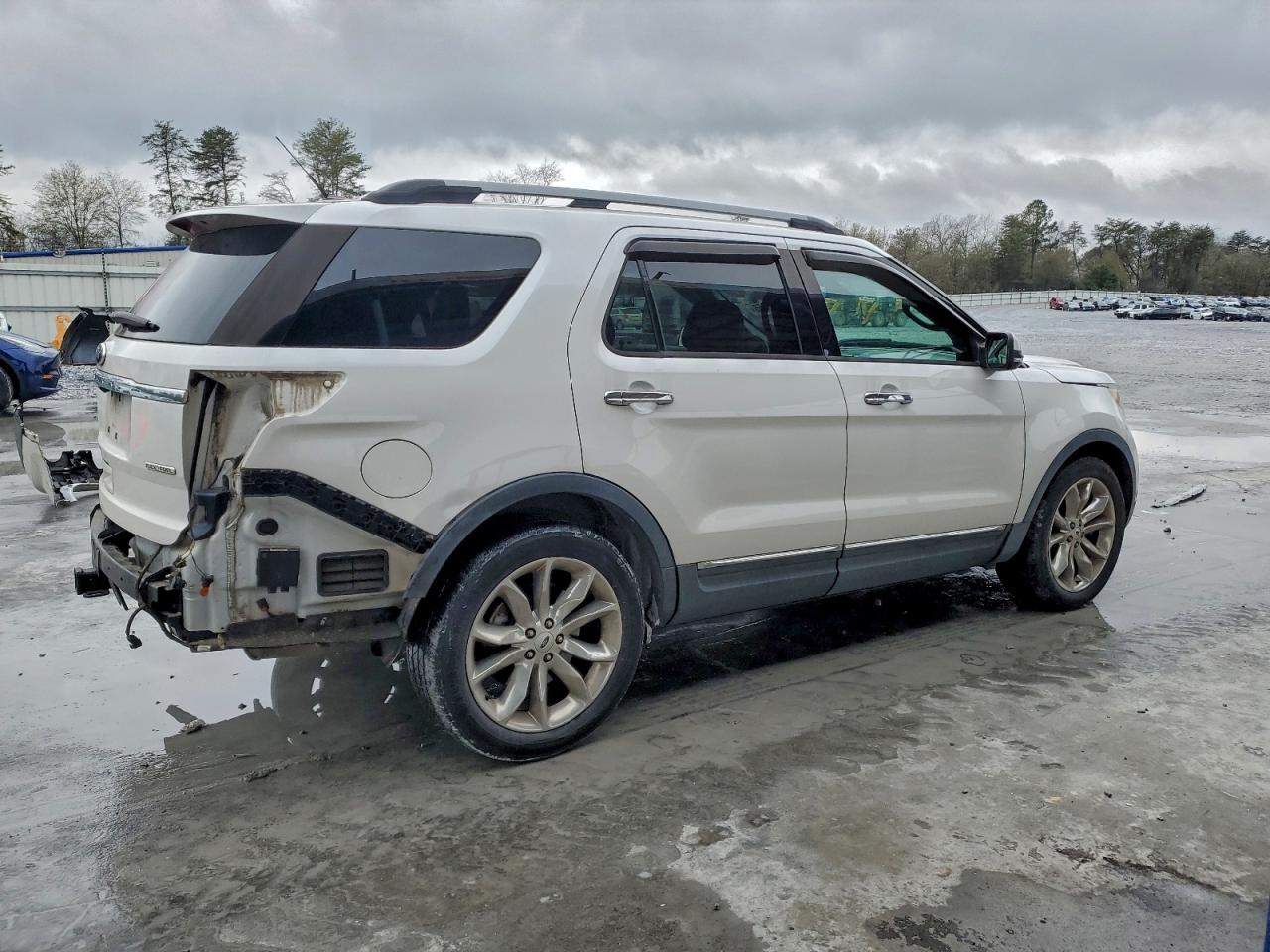 Ford Explorer Limited Image 8