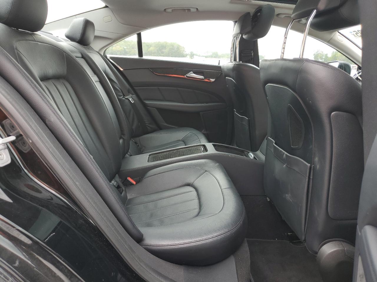 Mercedes-Benz C-Class 400 Image 9