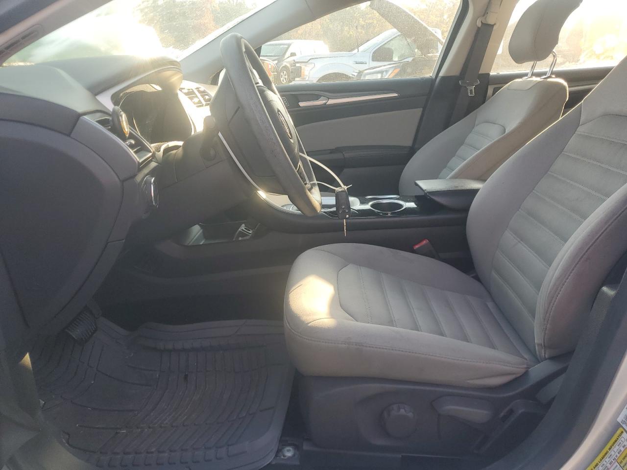 Ford Fusion S Image 5