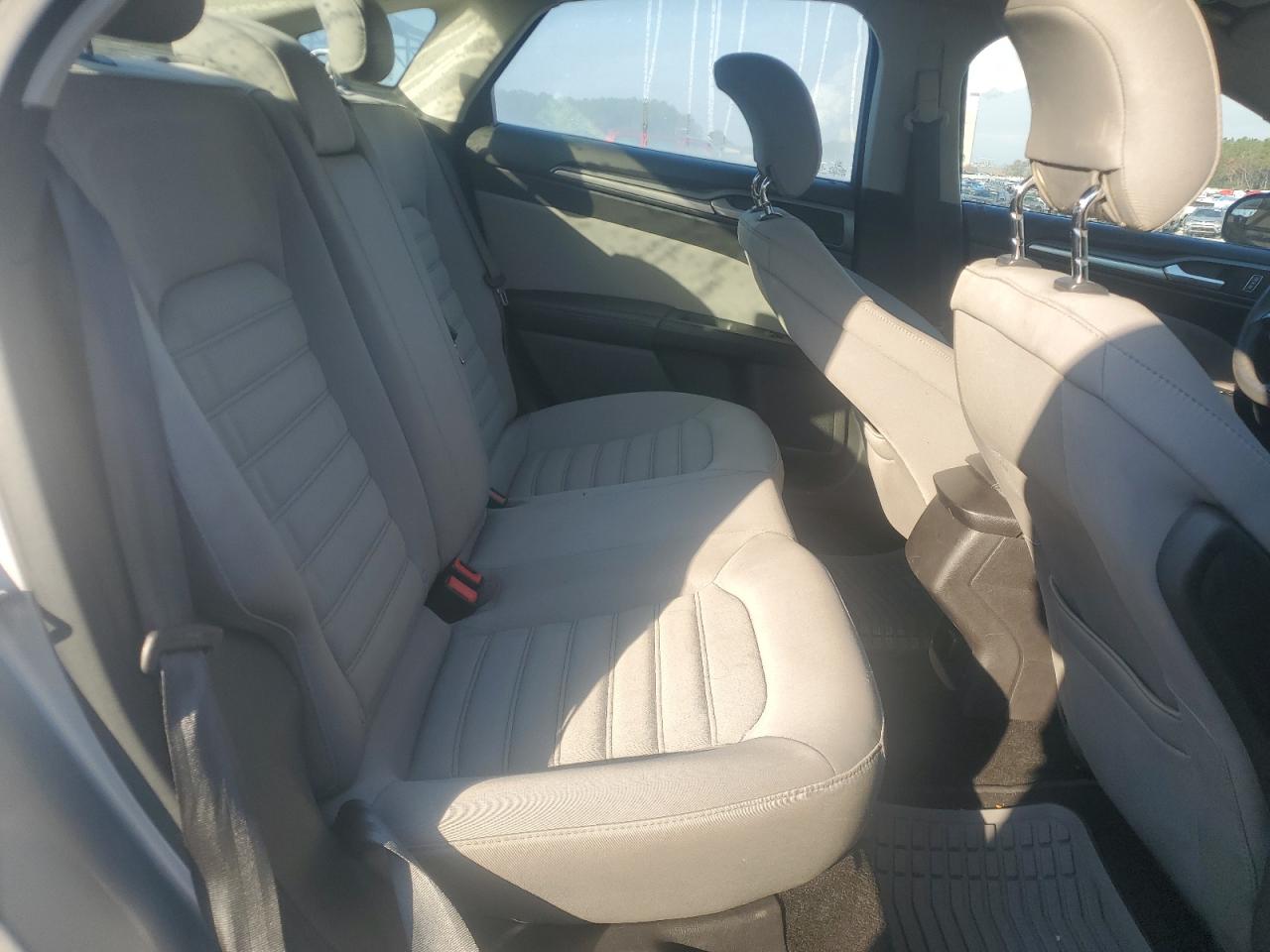 Ford Fusion S Image 13