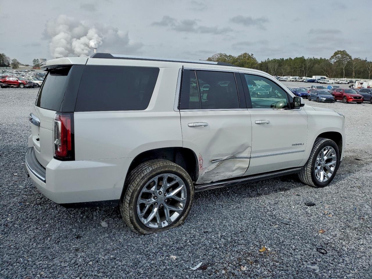 GMC Yukon Denali Image 4