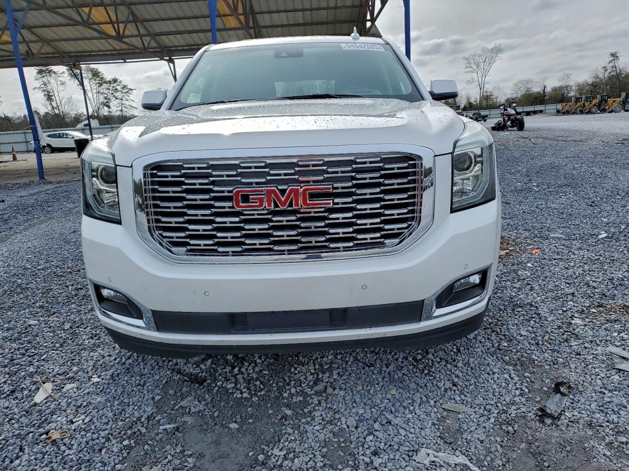 GMC Yukon Denali Image 5