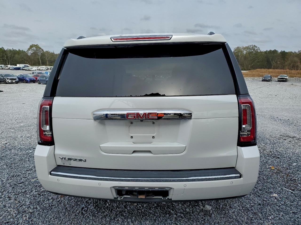 GMC Yukon Denali Image 6