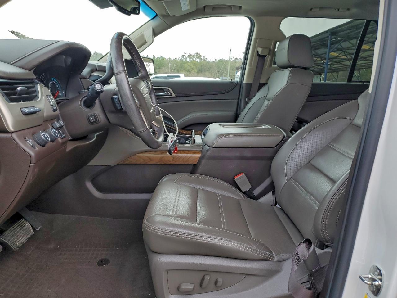 GMC Yukon Denali Image 3