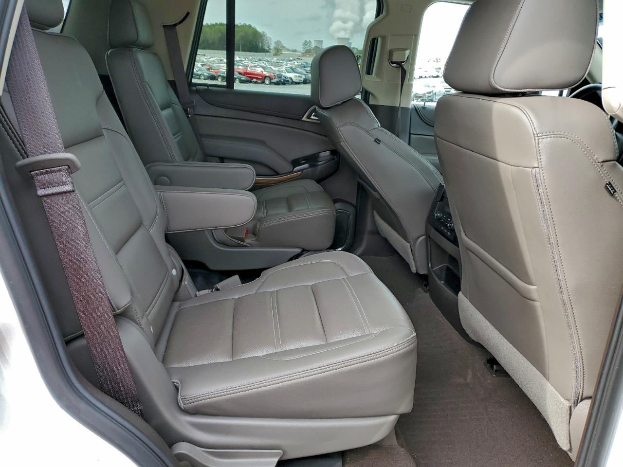 GMC Yukon Denali Image 9