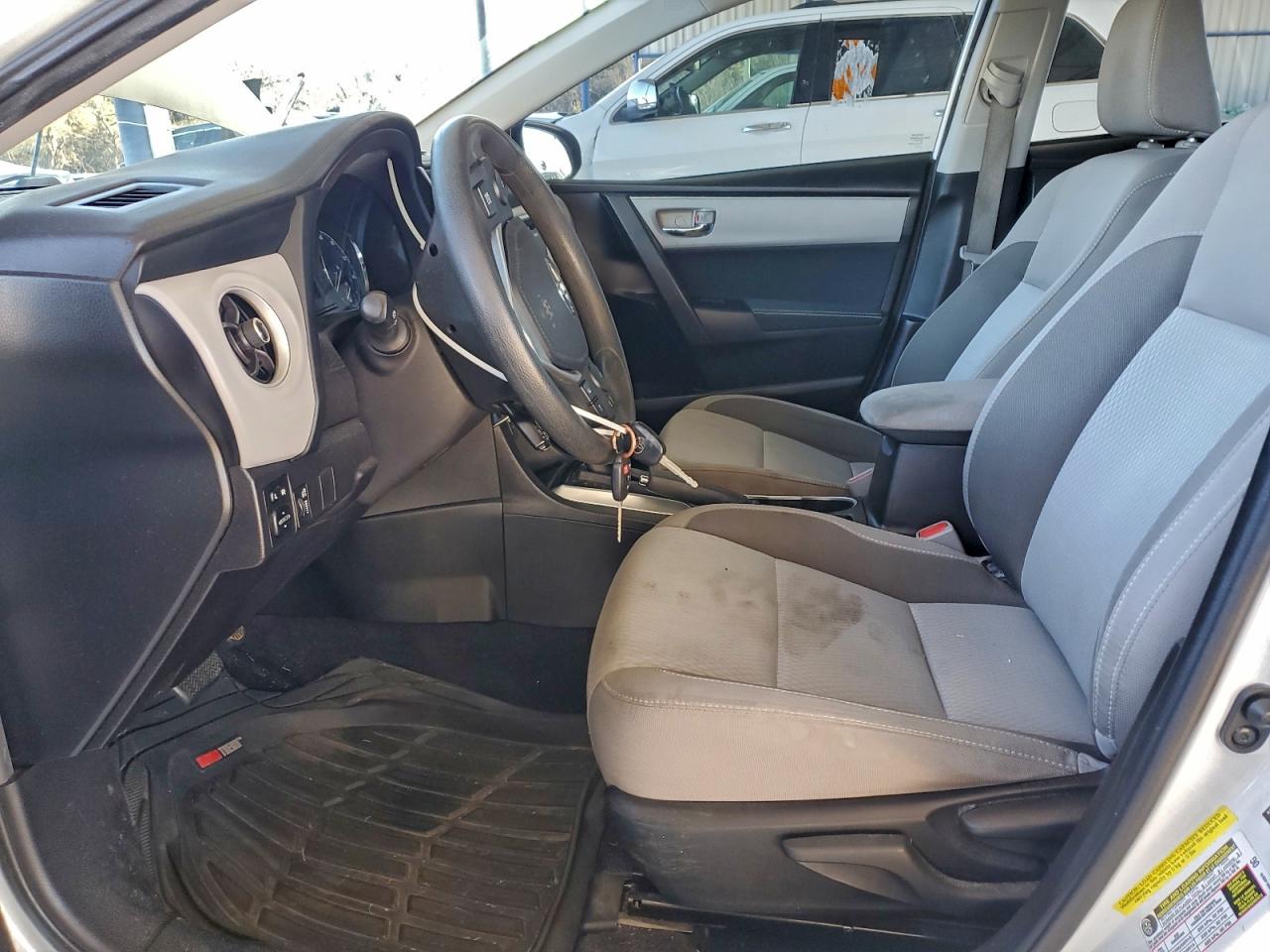 Toyota Corolla L Image 8