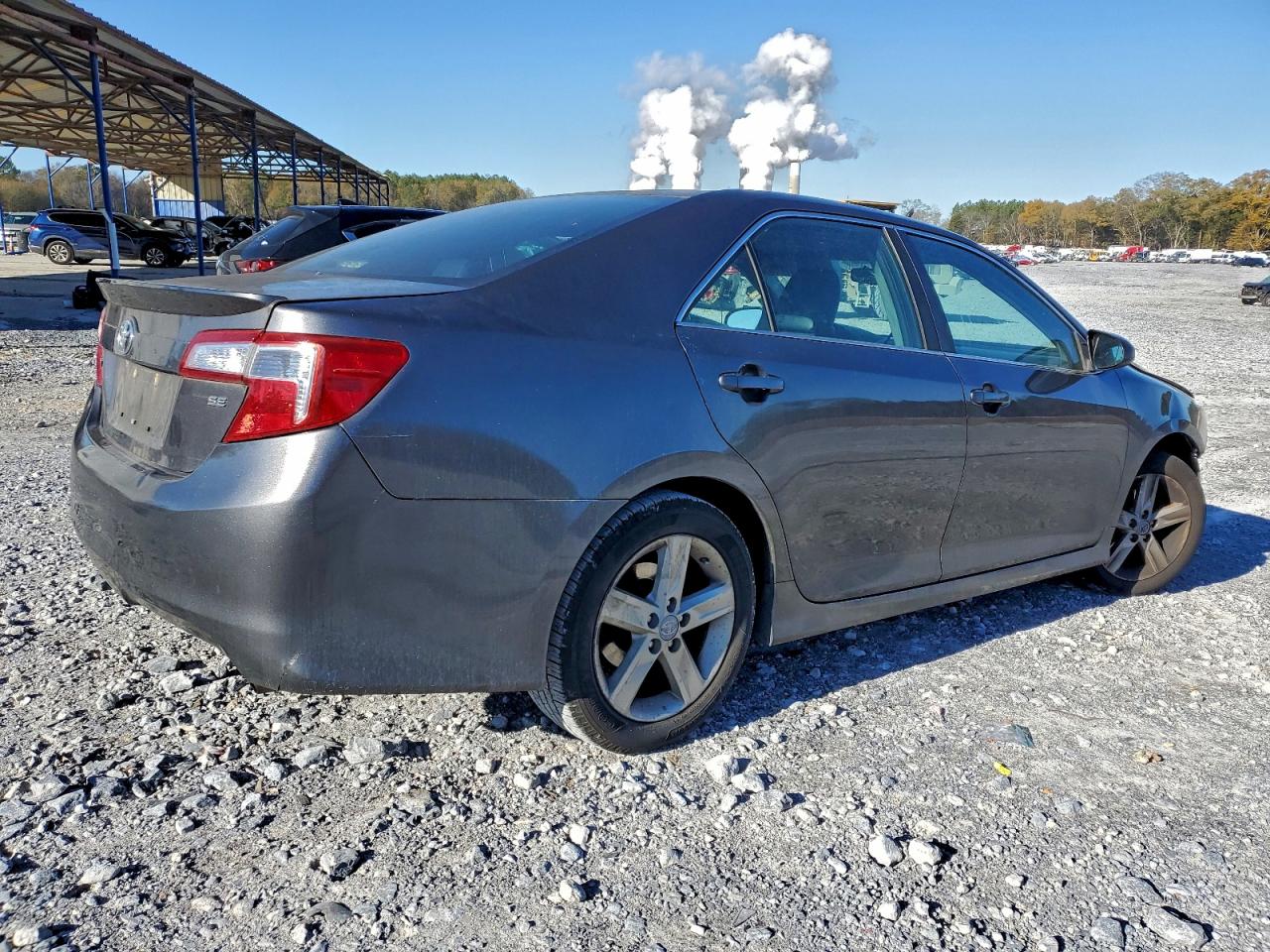 Toyota Camry Base Image 4