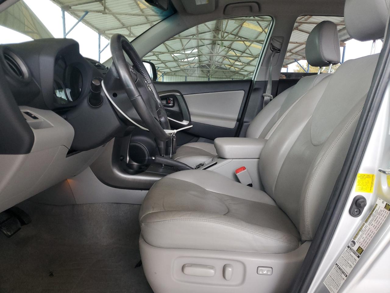 Toyota RAV4 Limited Image 2