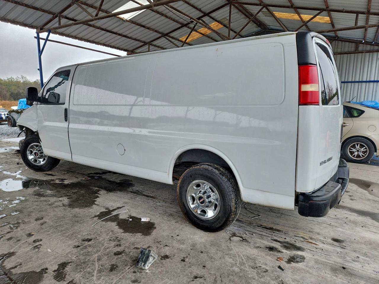 GMC Savana G3500 Image 2