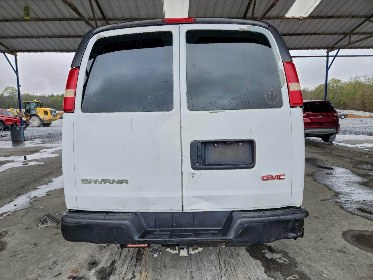 GMC Savana G3500 Image 11