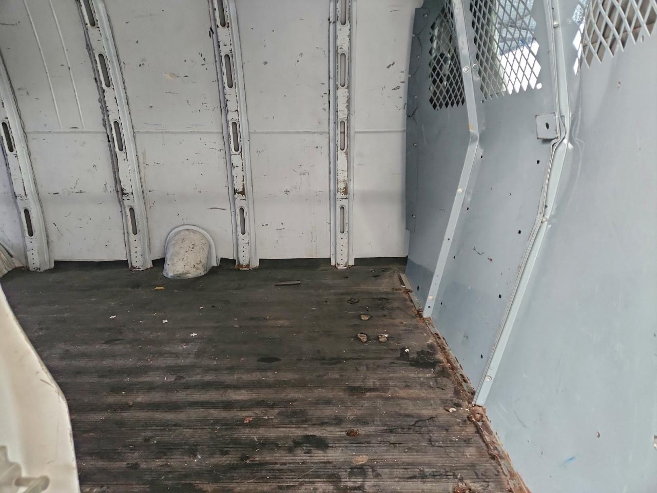 GMC Savana G3500 Image 12