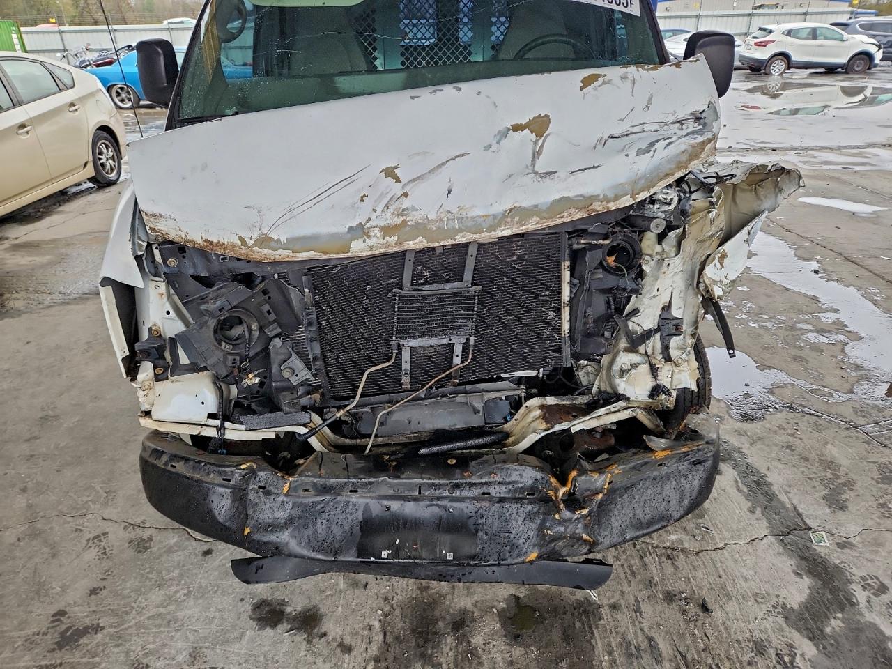 GMC Savana G3500 Image 13