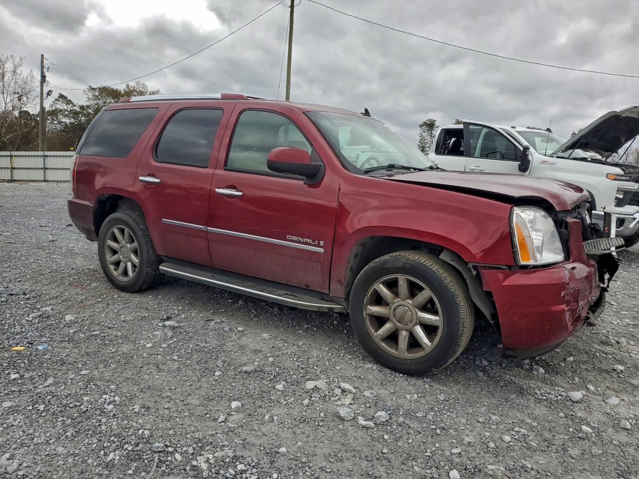 GMC Yukon Denali Image 12