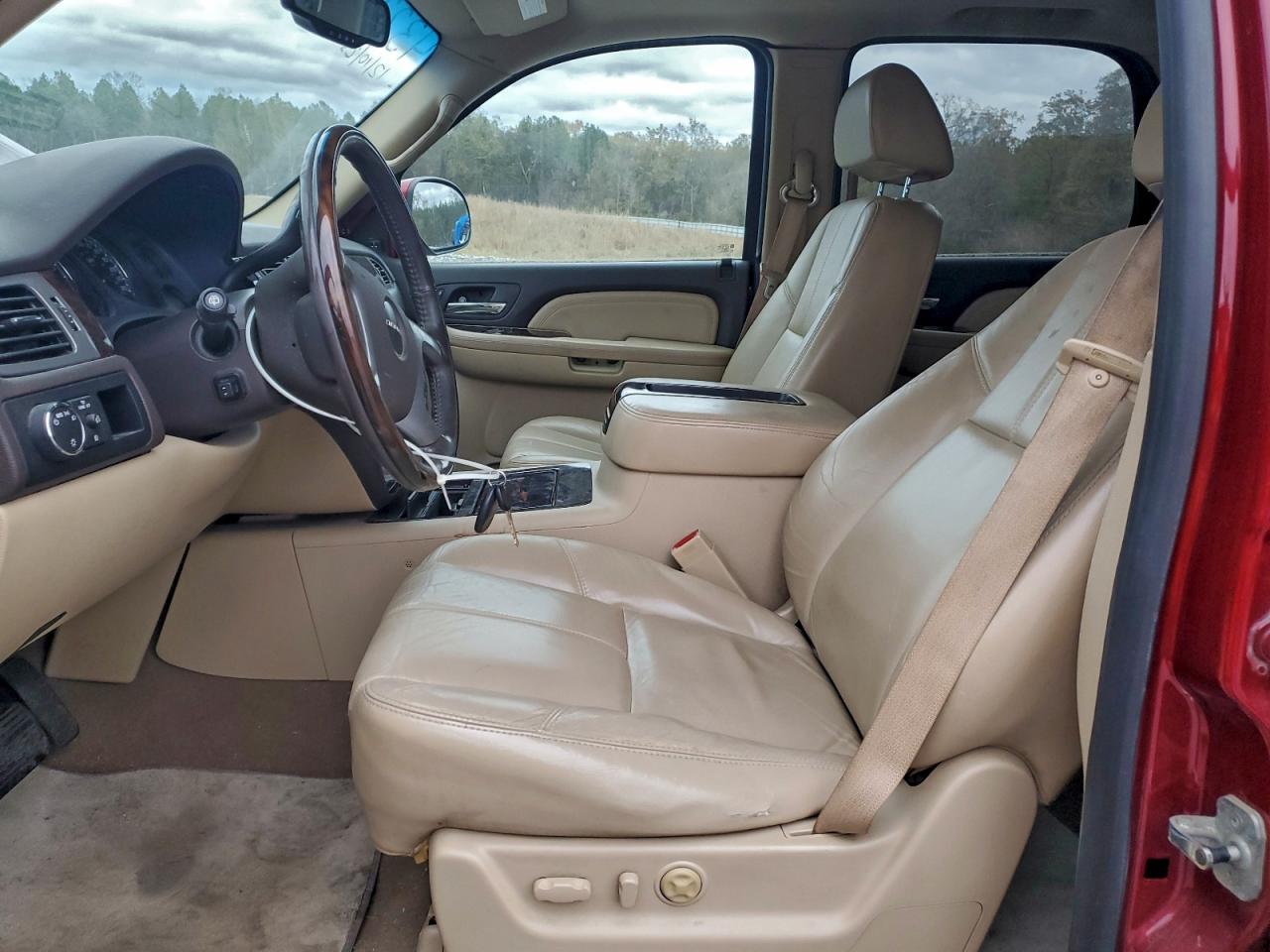 GMC Yukon Denali Image 6