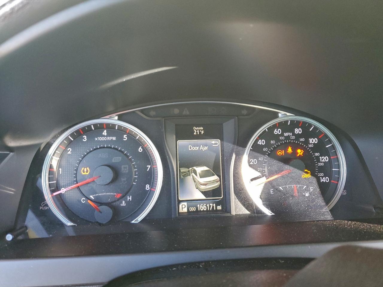 Toyota Camry Le Image 8