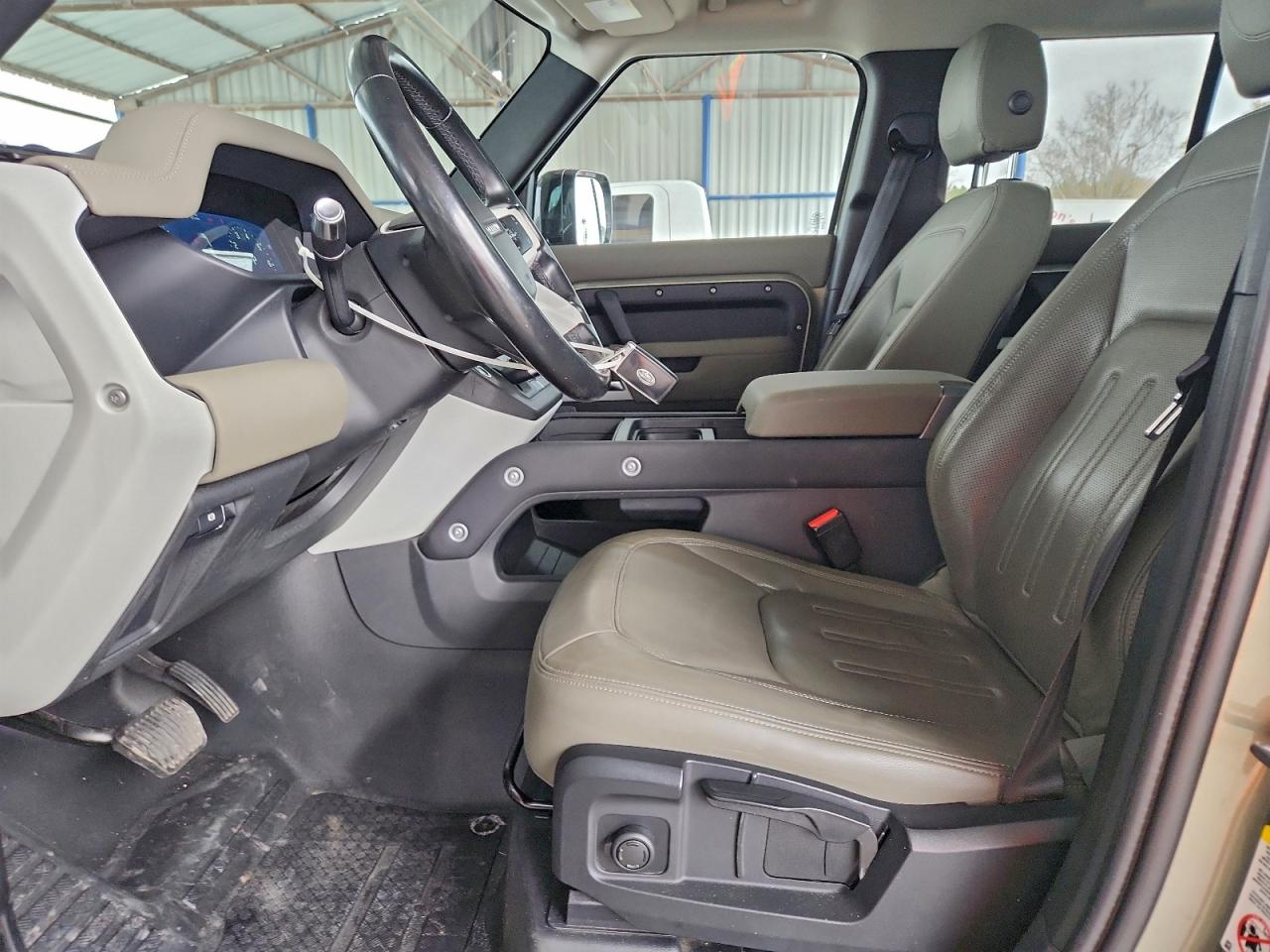 Land Rover Defender 110 S Image 10