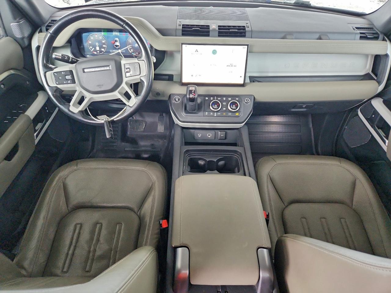 Land Rover Defender 110 S Image 11