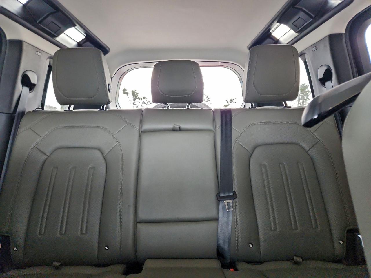 Land Rover Defender 110 S Image 9