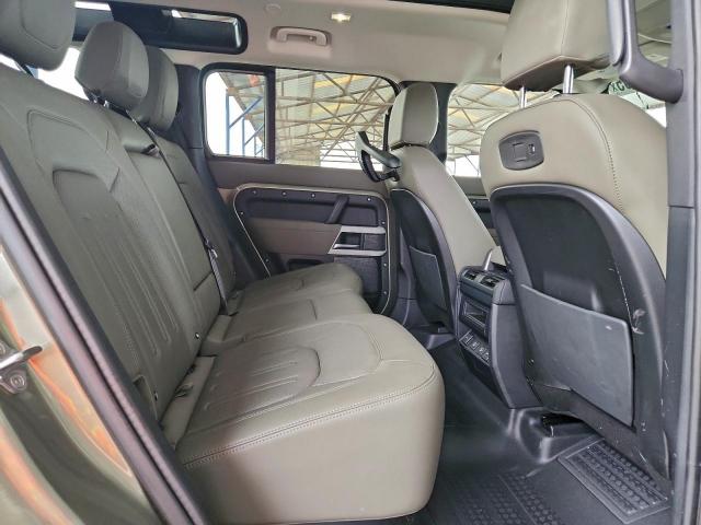 Land Rover Defender 110 S Image 6