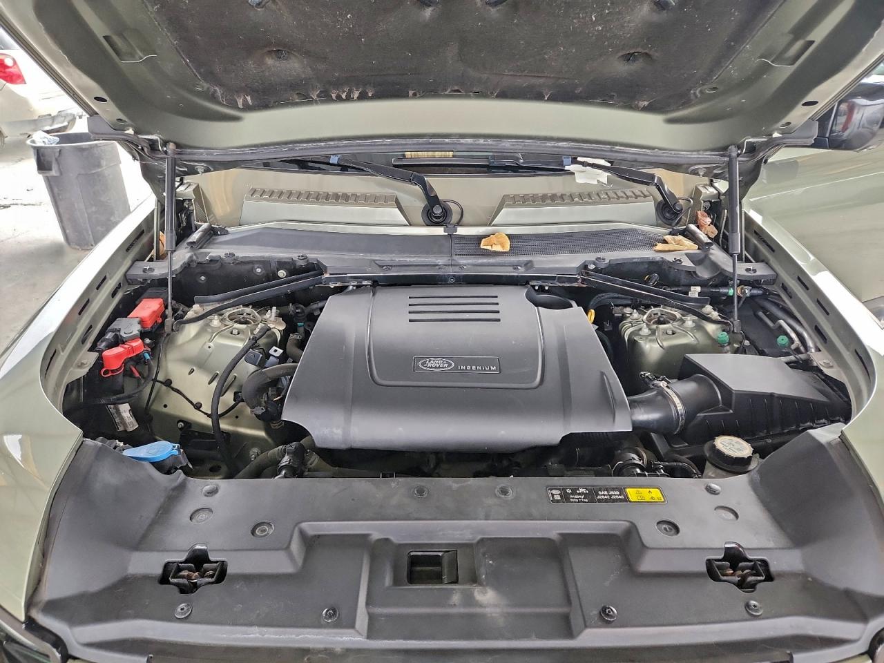 Land Rover Defender 110 S Image 12