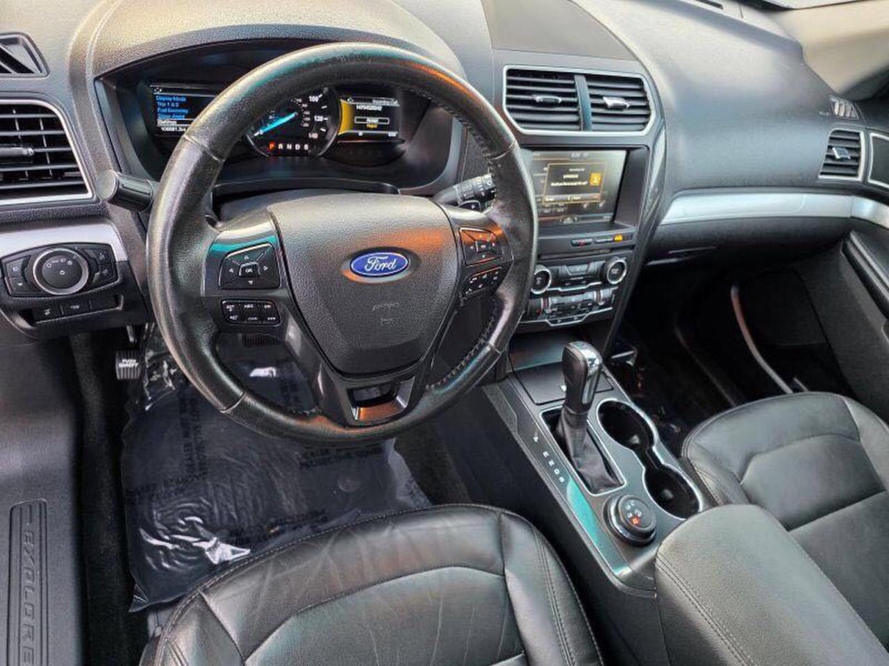 Ford Explorer Xlt Image 8