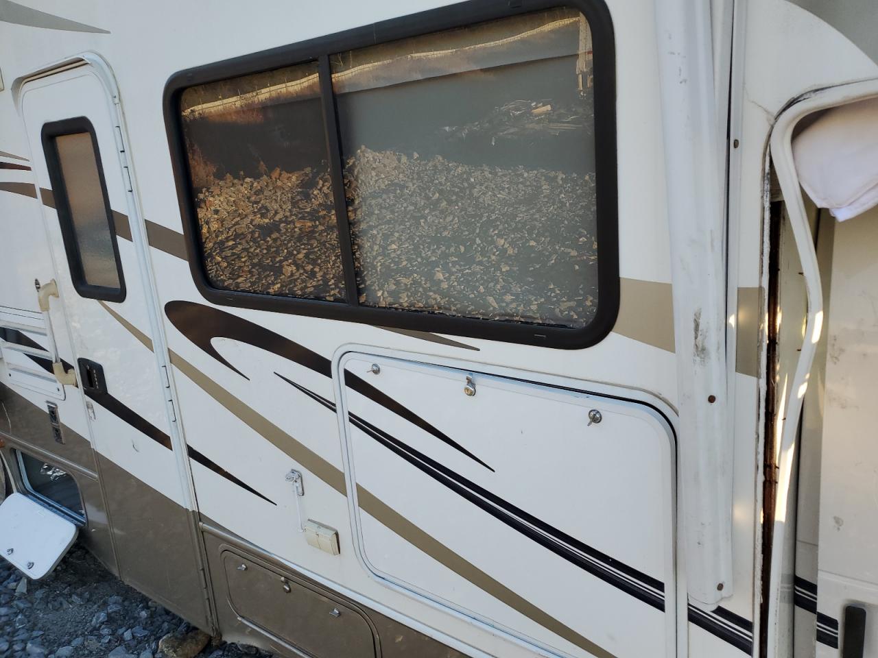 Ford Econoline E450 Super Duty Cutaway Van Image 3