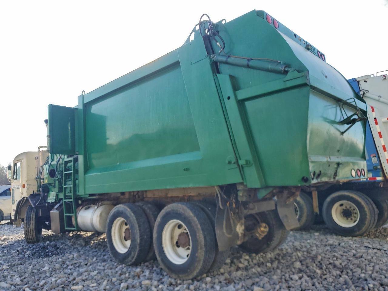 Peterbilt Tractor 320 Image 4