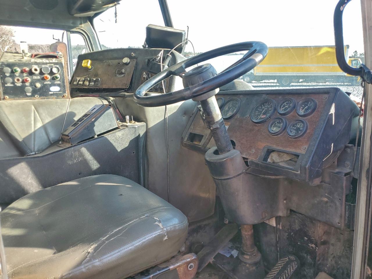 Peterbilt Tractor 320 Image 6