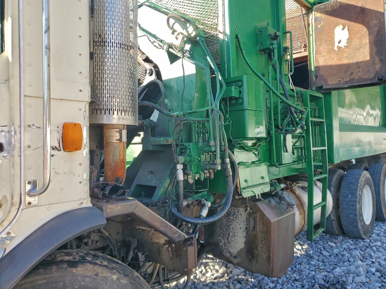 Peterbilt Tractor 320 Image 9