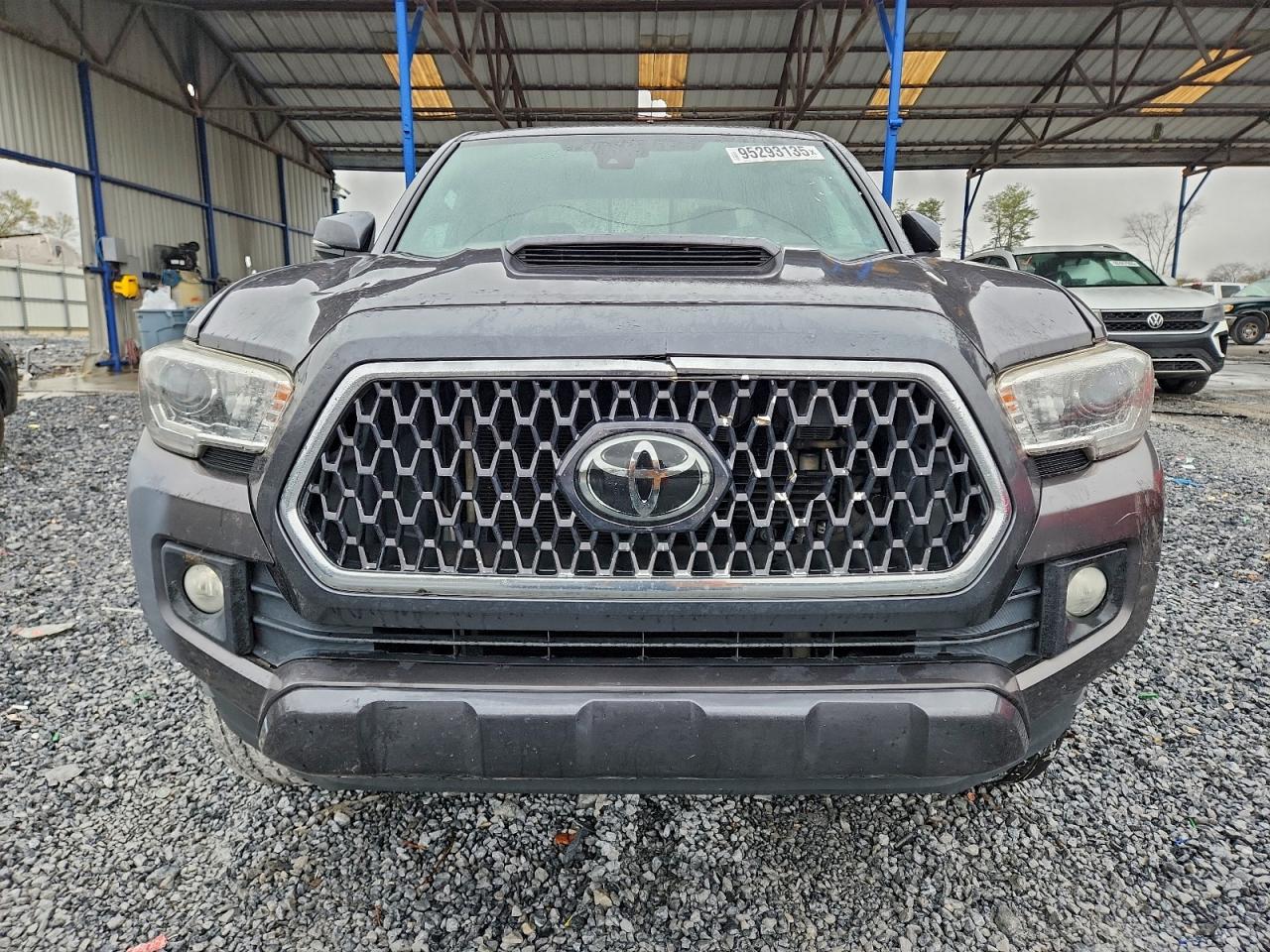 Toyota Tacoma Double Cab Image 12