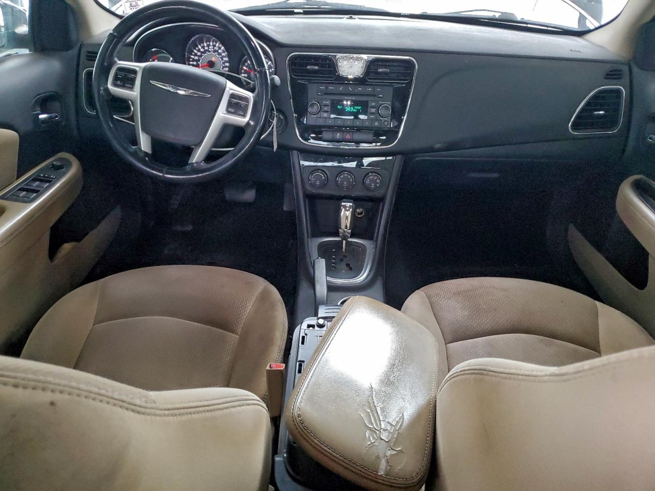 Chrysler 200 Touring Image 6