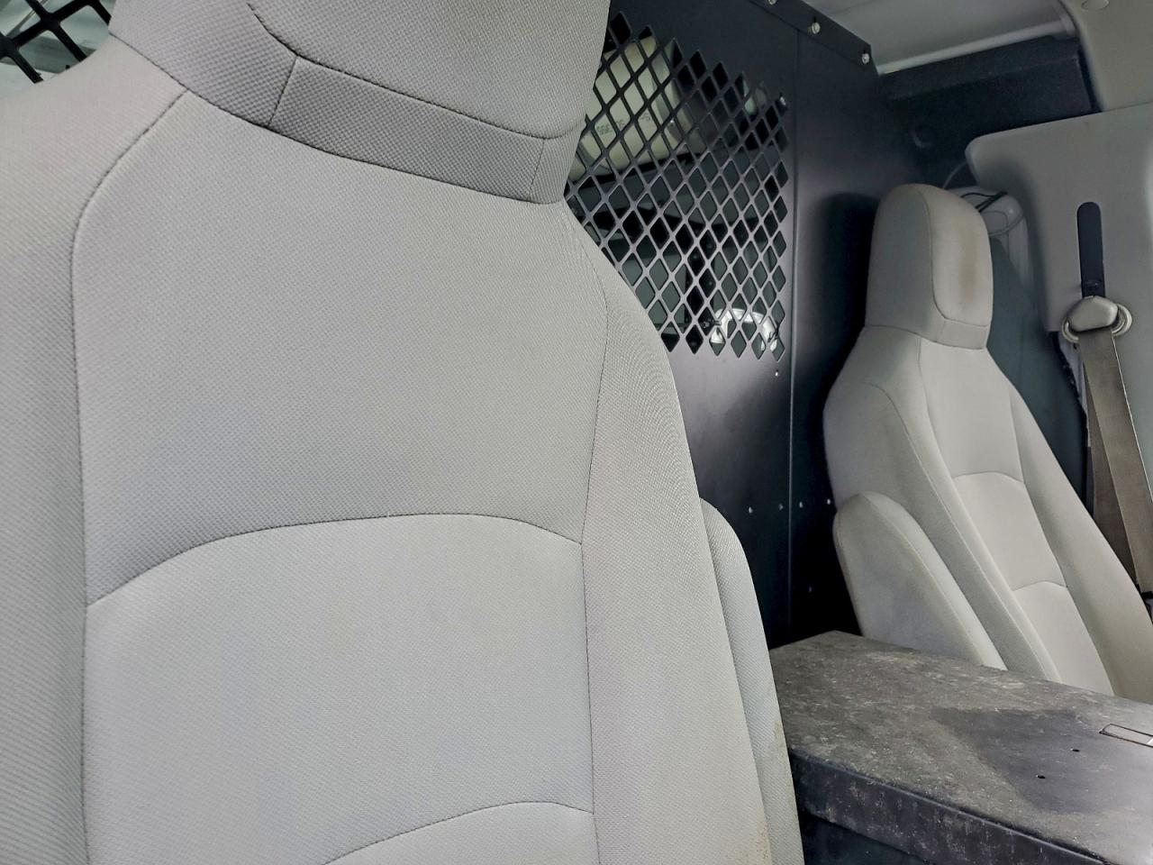 Ford E-150 E150 Van Image 3